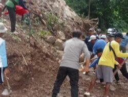 Berbaur Bersama Warga Binaan, Bhabinkamtibmas Polsek Madapangga Gotong Royong Bersihkan Sisa Tanah Longsor