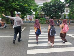 Pastikan Keselamatan Murid Sekolah, Sat Lantas Polres Bima Kota Gatur Lalin Pagi