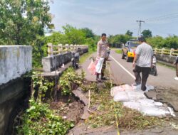 )Berpeluh Keringat, Polsek Tambora Laksanakan Gotong Royong Bersama Masyarakat Perbaikan Jembatan dan Jalan di Terjang Banjir