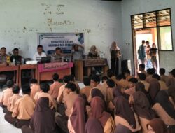 Jadi Pemateri Sosialisasi Bahaya Narkoba di Kalangan Pelajar Kanit Binmas Polsek Madapangga: Peran Serta Orang Tua Sangat Penting