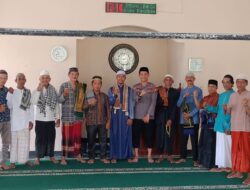Usai Melaksanakan Sholat Jum,at Kapolsek Madapangga Duduk Bersama Warga Dalam Program Jum,at Curhat