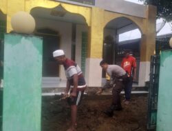 Polsek Madapangga Gotong royong Penataan Mushola An-Nur Bersama Warga