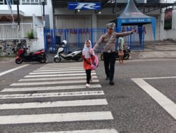 Satlantas Polres Bima Kota Aru Gatur Pagi Sambil Bantu Anak Sekolah Menyebrang Jalan