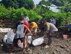 Cegah Pemukiman Warga Digenangi Banjir, Bhabinkamtibmas Polsek Tambora Inisiasi  Gotong Royong Membuat Tanggul