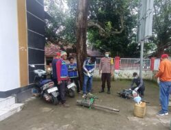 Cegah Penyebaran DBD, Bhabinkamtibmas Polsubsektor Palibelo Dampingi Tim Nakes Lakukan Foging di Desa Binaannya