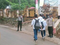 Cegah Kemacetan, Polsek Donggo Laksanakan Rawan Pagi di Depan SMPN 1 Donggo