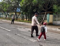 Personel Polsek Rasanae Timur Laksanakan Gatur Pagi untuk Kelancaran Lalu Lintas