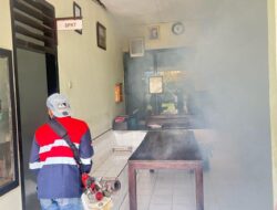 Cegah Penyebaran DBD, Si Dokes Polres Bima Laksanakan Fogging di Asrama Polsek Woha dan Polsek Bolo