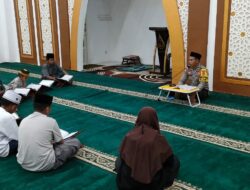 Bhabinkamtibmas Polsek Woha, mengajar ngaji kepada anak-anak di Masjid Bolly Mubarak