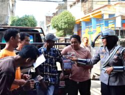 Himbauan Keselamatan Berlalu Lintas oleh Sat Lantas Polres Bima Kota Terhadap Supir Pick Up dan Pembagian Brosur Larangan Memuat Orang di Bak Terbuka