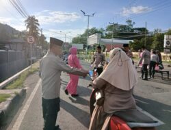 Ramadhan Berkah, Polres Bima Kota Bagi-Bagi Takjil Gratis untuk Pengendara
