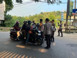 Berkah Ramadhan, Gabungan Fungsi Polres Bima Bagikan Takjil Berbuka Puasa