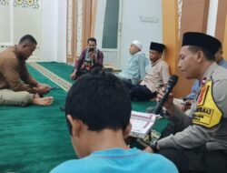 “Ngabuburit” Bhabinkamtibmas Polsek Woha Gelar Tadarusan Bersama Anak- Anak di Masjid Bolly Mubarak
