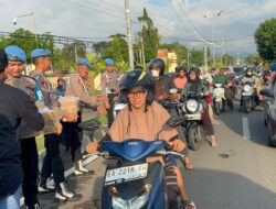 Polres Bima Kota Tebar Kebaikan di Ramadhan, Bagikan Takjil Gratis untuk Pengendara