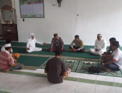 Bhabinkamtibmas  Polsek Woha Duduk  Bersama Tokoh Agama Komitmen Jaga Kamtibmas di Bulan Suci Ramadhan