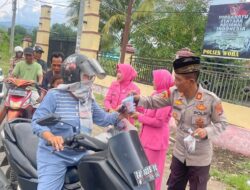 Ramadhan Menginsipirasi, Polsek Woha Bagikan Takjil Berbuka Puasa Bagi Masyarakat Pengguna Jalan