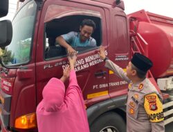 Tebar Kebaikan di Ramadhan Penuh Magfirah, Kapolres Bima Kota Bersama Bhayangkari Berbagi Takjil
