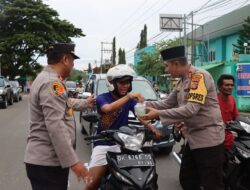 Kapolres Bima Kota dan Bhayangkari Bagikan Takjil Jelang Buka Puasa