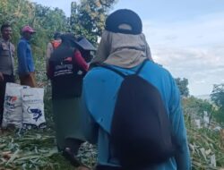 Bhabinkamtibmas Desa Rai Oi Bantu Warga Panen Jagung dalam Rangka Ketahanan Pangan Nasional