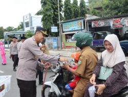Momen Ramadhan 1446 H, Kapolres Bima Kota Bersama PJU dan Jajaran Bagikan Takjil Gratis