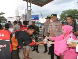 Kapolres Bima Kota dan Ketua Bhayangkari Berbagi Takjil serta Buka Puasa Bersama Porter di Pelabuhan Laut Bima
