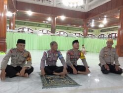 Eratkan Silaturahmi Antara Polri dan Masyarakat Polsek Bolo Laksanakan Taraweh  Keliling Bersama Warga
