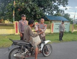 Menabur Kebaikan di Bulan Suci Ramadhan, Polsek Tambora Bagikan Takjil Berbuka Puasa