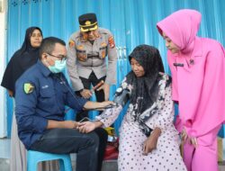 Ramadhan Penuh Berkah, Kapolres Bima Kota Berikan Bansos dan Bakti Kesehatan kepada Masyarakat Kurang Mampu