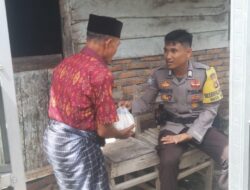 Sisihkan Sebagian Rejeki dan Raih Berkah di Bulan Ramadhan, Bhabinkamtibmas Polsek Madapangga Bagikan Gula Bagi Lansia