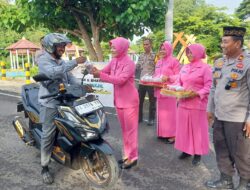 Polri untuk Masyarakat, Polsek Rastim Berbagi Paket Takjil kepada Pengendara