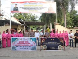 Kapolres Bima Kabupaten AKBP Eko Sutomo S.I.K.,M.I.K., Bersama Awak Media Bagikan Takjil  Berbuka Puasa