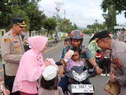 Kapolres Bima Kota dan Polisi Cilik TK Kemala Bhayangkari Meriahkan Ramadhan dengan Berbagi Takjil