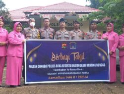 Polsek Dongggo Bersama Pengurus Bhayangkari Bagikan Takjil Berbuka Puasa Bagi Pengendara