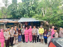 Polri Untuk Masyarakat: Polsek Rasbar Sambangi Pemecah Batu dan Berbagi Takjil