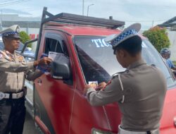 Persiapan Mudik Lebaran 2025, Satlantas Polres Bima Bagikan Stiker Mudik Aman Keluarga Nyaman