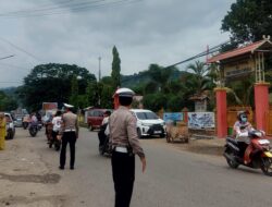 Cegah Kemacetan, Personel Pos PAM Operasi Ketupat Rinjani 2025 Melakukan Penjagaan dan Pengaturan Arus Lalulintas