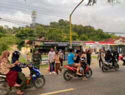 Gerakan Pramuka Kwartir Cabang Bima Bagikan Takjil Berbuka Puasa, Pos Yan Operasi Ketupat Rinjani Polres Bima, Laksanakan Pengamanan