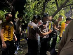 Kapolres Bima Pimpin Langsung Bantu Evakuasi Pohon Tumbang