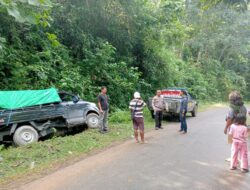 Polsek Langgudu Laksanakan Patroli Dialogis dan Bantu Warga yang Kendaraannya Terperosok ke Got