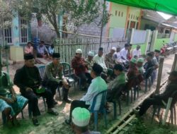 Kapolsek Madapangga dan Personelnya Melayat dan Bantu Prosesi Pemakaman Warga Yang Meninggal Dunia