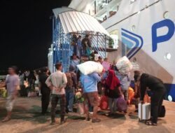 Polsek Kawasan Pelabuhan Laut Bima Amankan Proses Embarkasi dan Debarkasi Penumpang Kapal KM. AWU di Pelabuhan Bima