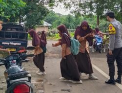 Pelayanan Terbaik, Mencegah Kemacetan Polsek Donggo Laksanakan Rawan Pagi di Depan SMPN I Donggo