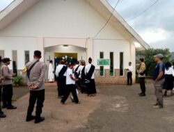 Hadir Mengayomi Polsek Donggo Laksanakan Pengamanan Ibadah Umat Kristiani