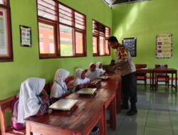 Bhabinkamtibmas Polsek Asakota Pantau Pendistribusian Makanan Bergizi Tahap Pertama di Dua Sekolah