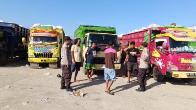 Polsek Kawasan Pelabuhan Laut Bima Gelar Jumat Curhat Bersama Buruh dan Penumpang