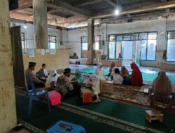 Bhabinkamtibmas Desa Ntori Sambang dan Ajar Anak-anak Mengaji di TPA Nurul Huda, Sampaikan Pesan Kamtibmas