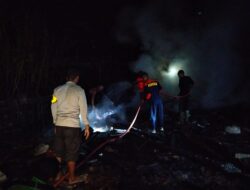 Personel Polsek Ambalawi Bantu Padamkan Kebakaran Rumah di Dusun Benteng Tolowata