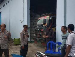 Sat Binmas Polres Bima Kota Himbau Pengatur Lalu Lintas di Depan Gudang Pelabuhan Bima Atur Keluar Masuk Truk agar Tak Ganggu Jalan Umum