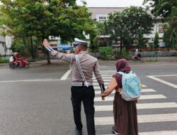 Sat Lantas Polres Bima Kota Laksanakan Kegiatan Rawan Pagi, Bantu Anak Sekolah Menyeberang Jalan