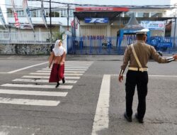 Sat Lantas Polres Bima Kota Laksanakan Rawan Pagi, Bantu Anak Sekolah dan Pejalan Kaki Menyeberang Jalan